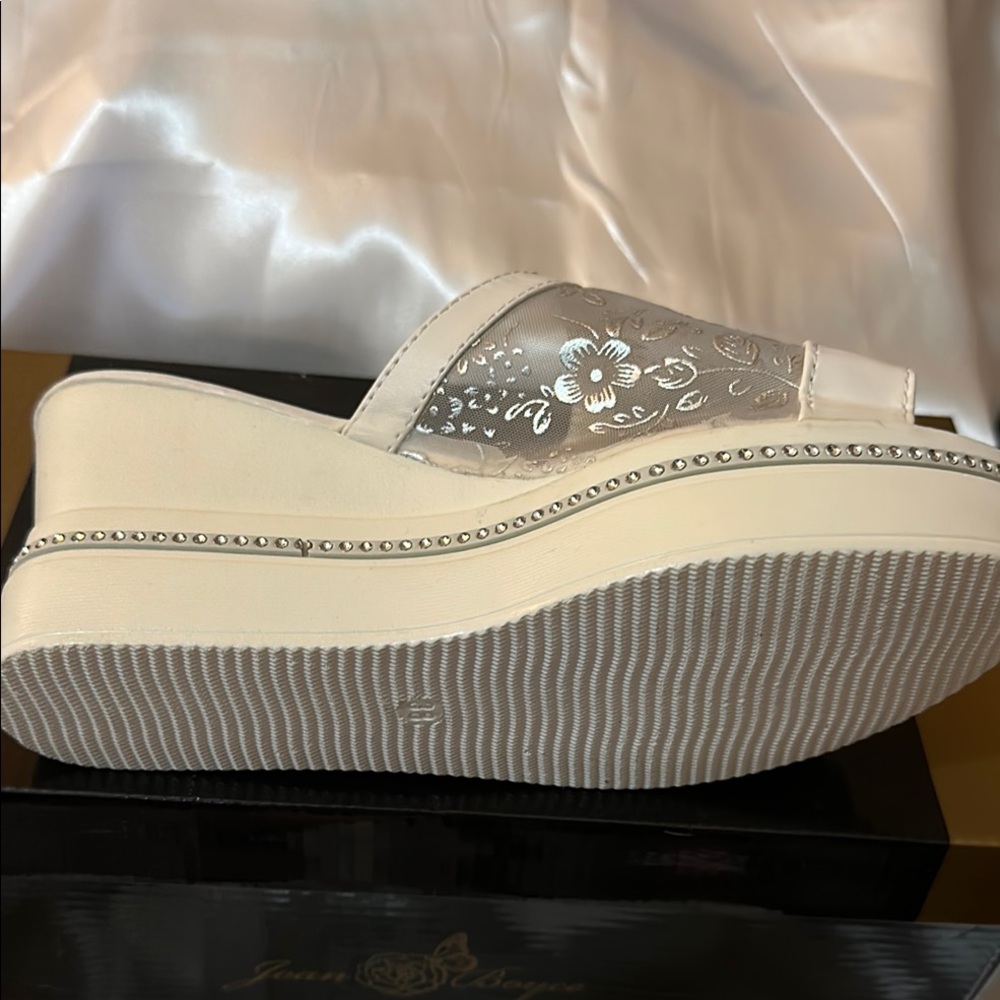 WHITE PLATFORM Sandals great to wear for casual or special occasions! - Picture 5 of 9
